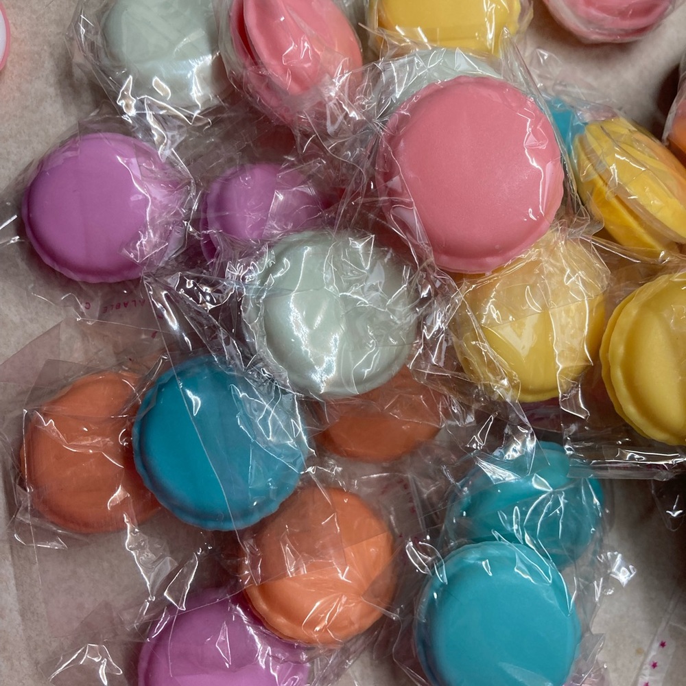 NWT plastic macaron trinket box. Perfect for jewelry, party favors, meds. - Picture 5 of 11